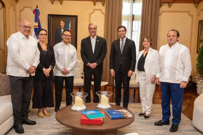 Durante la visita de cortesía, Michel Camilo presentó al mandatario los detalles y avances del programa Berklee in Santo Domingo 2026, una iniciativa diseñada para formar y potenciar el talento musical de jóvenes dominicanos a través de clases impartidas por profesores de la renombrada universidad.