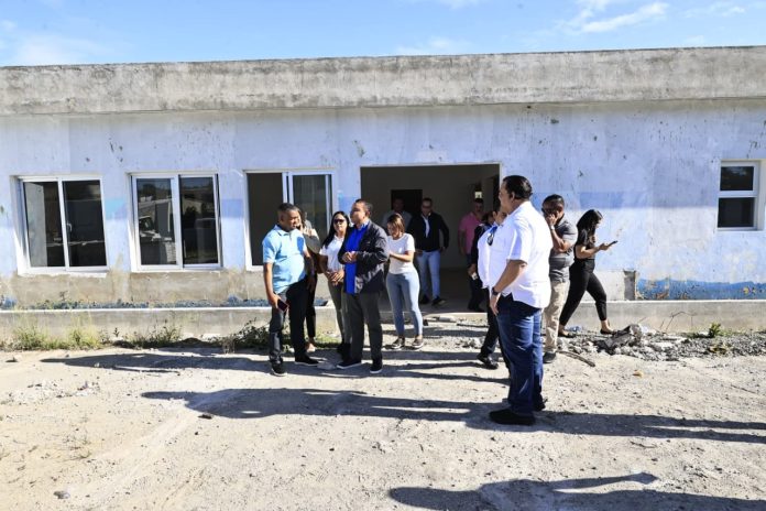 El doctor Landrón estuvo acompañado por María Arias, directora del hospital; el ingeniero encargado del proyecto y personal médico, con quienes evaluó el estado actual de la infraestructura. La obra cuenta con el presupuesto establecido para el presente año.