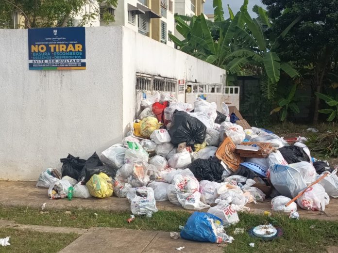 Dijeron, que la delegación de la ASDE pretende cobrar la basura de forma arbitraria y obligatoria a los minicipes, recurriendo en amenazas e intimidaciones, lo que consideran abusivo, situación que aseguran, se está dando a espaldas del Alcalde Dio Astacio.