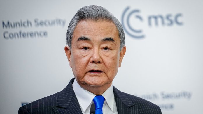 Además, el canciller chino afirmó que el "espíritu del militarismo" sigue presente en el país insular. También recordó que, en el pasado, Japón invocó una supuesta situación de amenaza para lanzar acciones militares, incluida la guerra contra China y el ataque a la base estadounidense de Pearl Harbor durante la Segunda Guerra Mundial.