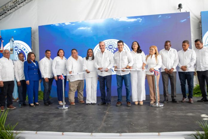 Presidente Abinader inaugura ampliación del acueducto de Azua y otras obras de agua potable que impactarán a más de 100 mil personas "Hemos duplicado la distribución de agua aquí en Azua y se están despachando casi cinco millones de galones diarios", dijo el director de INAPA, Wellington Arnaud "En 16 años (2004-2020) no se aprobó nada de agua para el Gran Santo Domingo. Nosotros ya hemos integrado dos metros cúbicos de agua y en unos días vamos a introducir dos metros cúbicos de agua más, agregó Abinader Azua. - Más de 100 mil personas en la provincia de Azua se beneficiarán con la ampliación del acueducto de esta provincia, el equipamiento del nuevo campo de pozos de este sistema y la rehabilitación de la planta potabilizadora del acueducto de Sabana Yegua. Con estas entregas, el presidente Luis Abinader concluyó su agenda de inauguraciones en Azua, asegurando que continuarán así en todo el país para solucionar los problemas de agua y del alcantarillado sanitario. "En 16 años (2004-2020) no se aprobó nada de agua para el Gran Santo Domingo. Nosotros ya hemos integrado dos metros cúbicos de agua con el acueducto Barrera de Salinidad y en unos días vamos a introducir dos metros cúbicos de agua más", puntualizó el jefe de Estado. Abinader agregó además que en las próximas dos semanas, previo al 27 de febrero, se inaugurarán obras de agua potable en Villa Altagracia, Sánchez Ramírez, Navarrete y Monción, continuando posteriormente en Ocoa y muchos otros municipios del país, hasta llegar a final de año.
