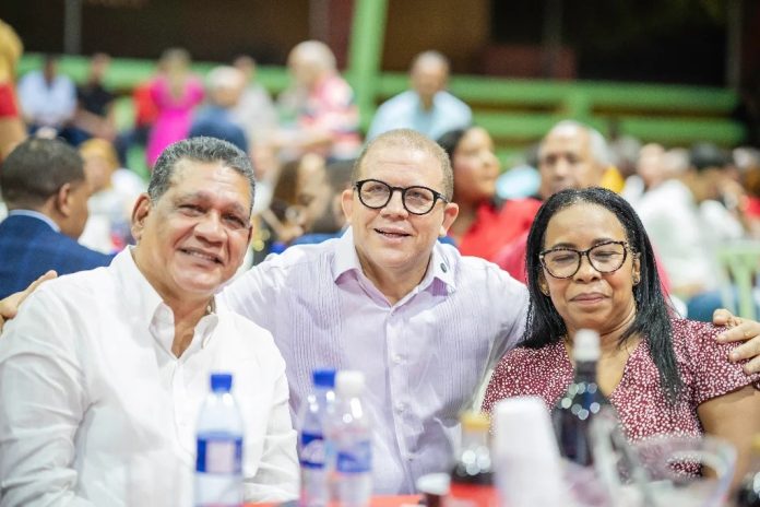 Castillo fue el primero en llegar al lugar y recibió personalmente a cada dirigente en la entrada del club, gesto que fue valorado como una muestra de cercanía y liderazgo integrador.