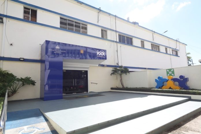 La institución explicó que estas inhabilidades pueden ser absolutas, cuando el impedimento se extiende a todos los entes, órganos e instituciones comprendidos en el ámbito de aplicación de la ley; o relativas, cuando la prohibición se circunscribe a un determinado ente, órgano o institución, conforme a los numerales 1 y 2 del referido artículo.